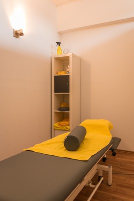Behandlungsbank im gelben Zimmer